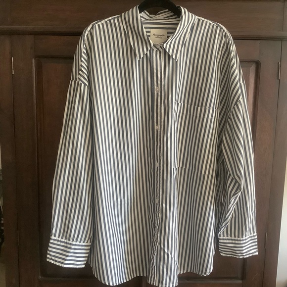 Abercrombie & Fitch Tops - Abercrombie & Fitch Oversized Poplin Button-up Shirt XL